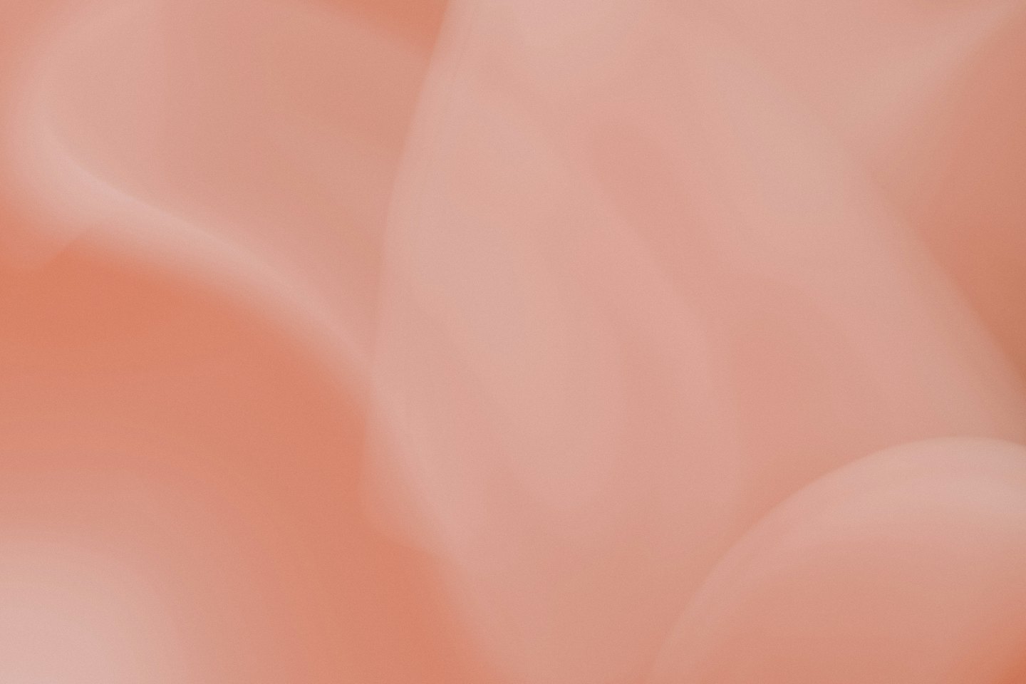 Fließende Kurven in sanften Pfirsich- und Orangetönen.